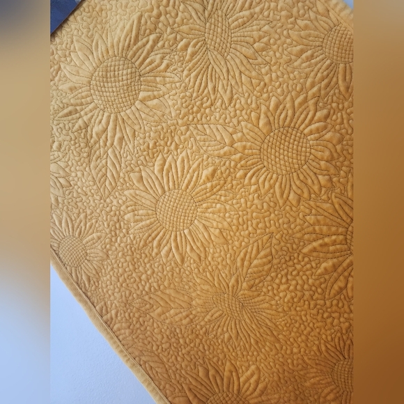 Tommy Bahama Yellow Velour Sunflower Table Runner Summer/Fall - Picture 6 of 6